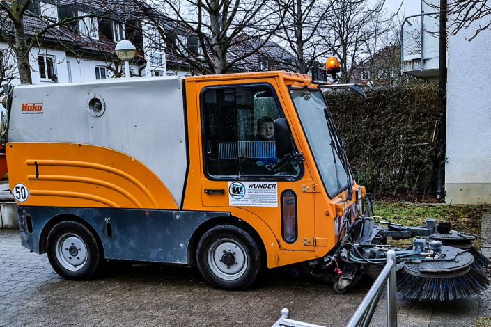 Kehrmaschine Fuhrpark Wunder Grundstueckspflege Muenchen