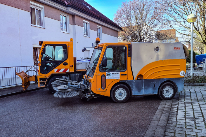 Kehrmaschine Fuhrpark Wunder Grundstueckspflege Muenchen