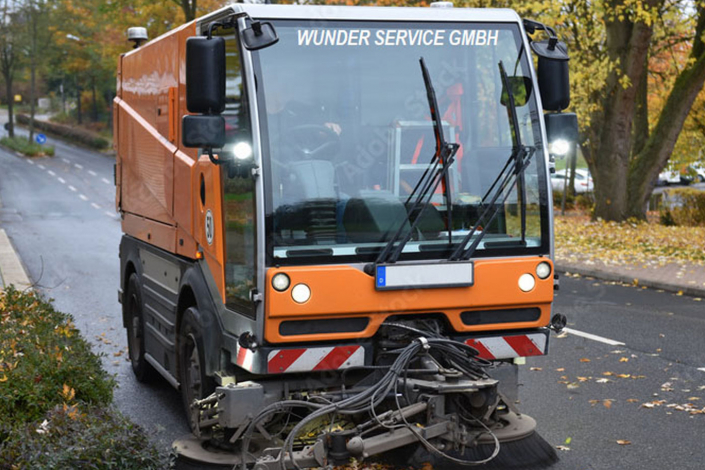 Kehrmaschine Fuhrpark Wunder Grundstueckspflege Muenchen